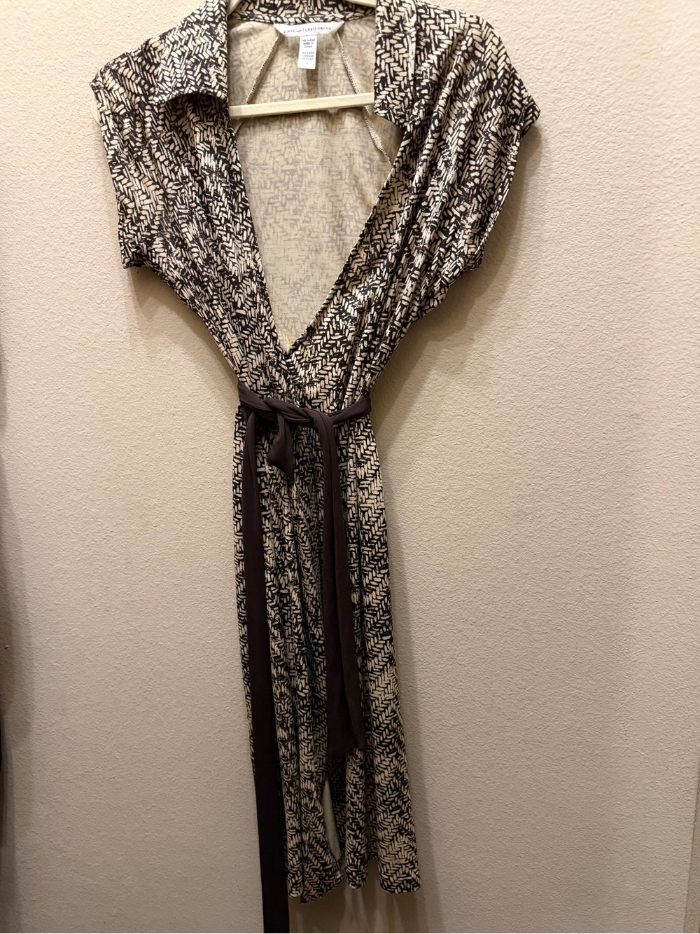 Diane von Furstenberg 100% Silk Brown and Cream Patterned Wrap Silk Dress Sz 6